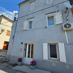 Apartman Apartmant Bionda Novi Vinodolski, Cozy And For 4 People In The Center, Novi Vinodolski
